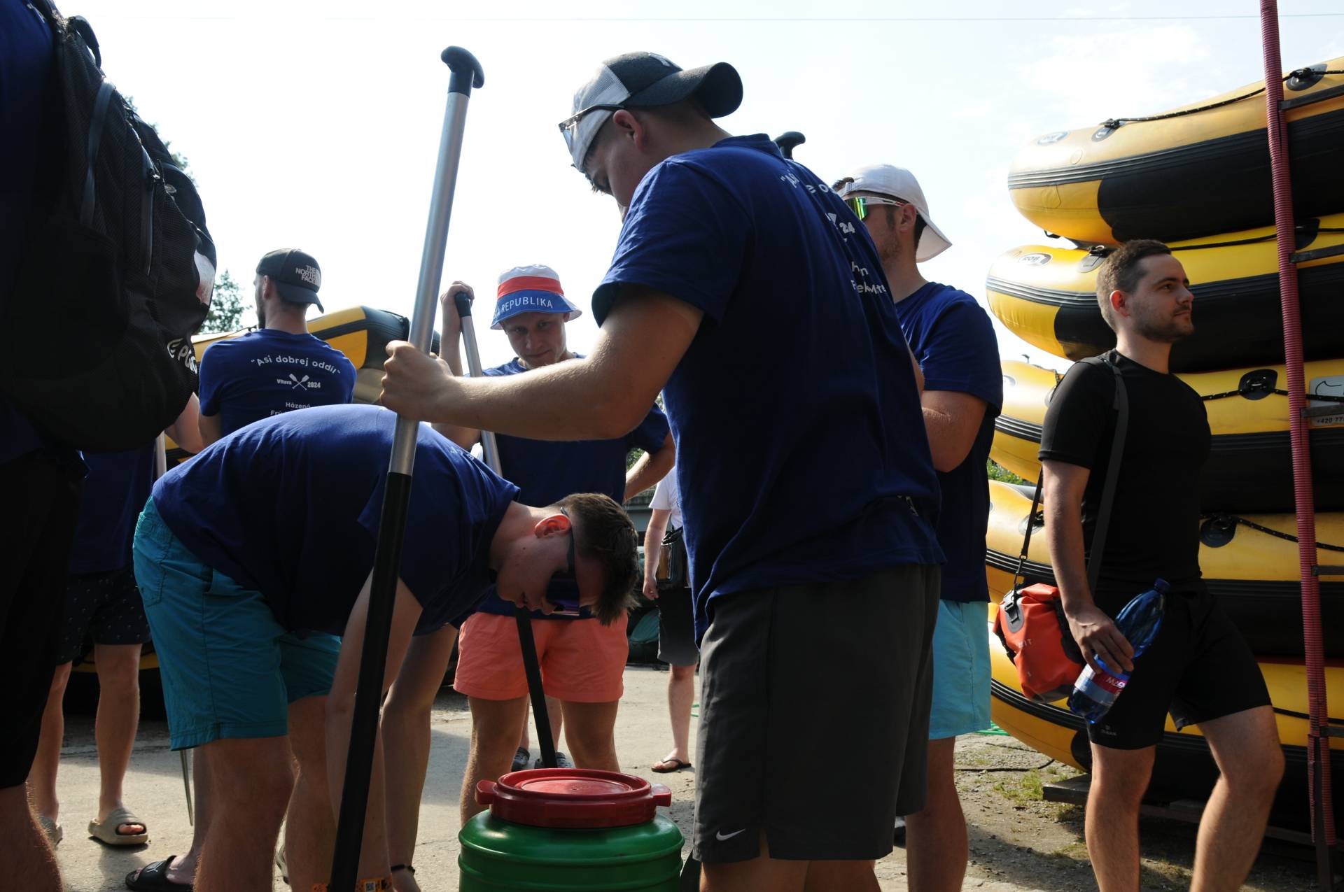 Teambuilding na vodě. Hráči SKP sjeli Vltavu na raftech