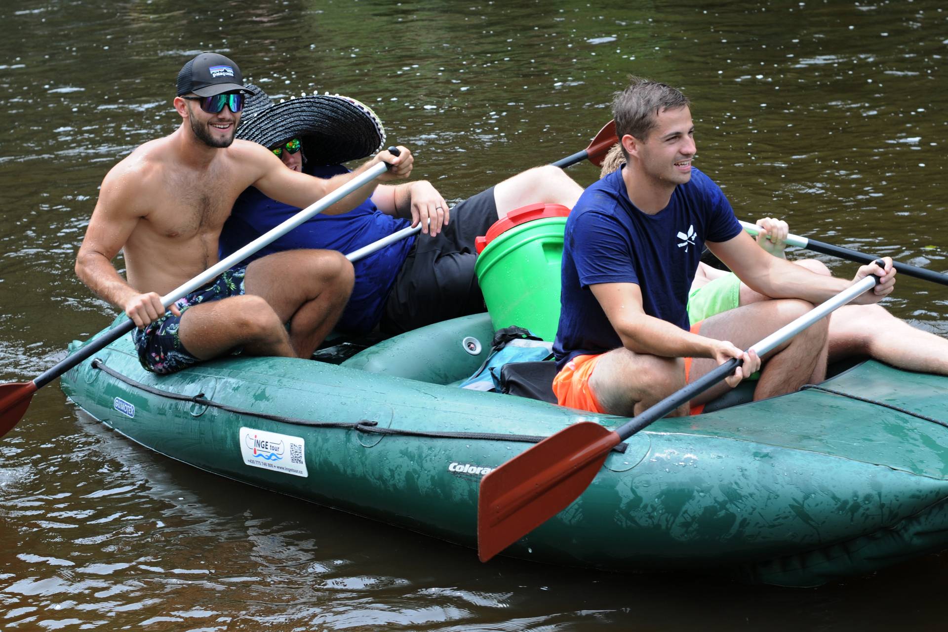 Teambuilding na vodě. Hráči SKP sjeli Vltavu na raftech