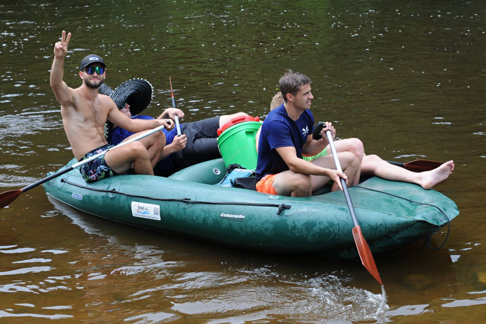 Teambuilding na vodě. Hráči SKP sjeli Vltavu na raftech