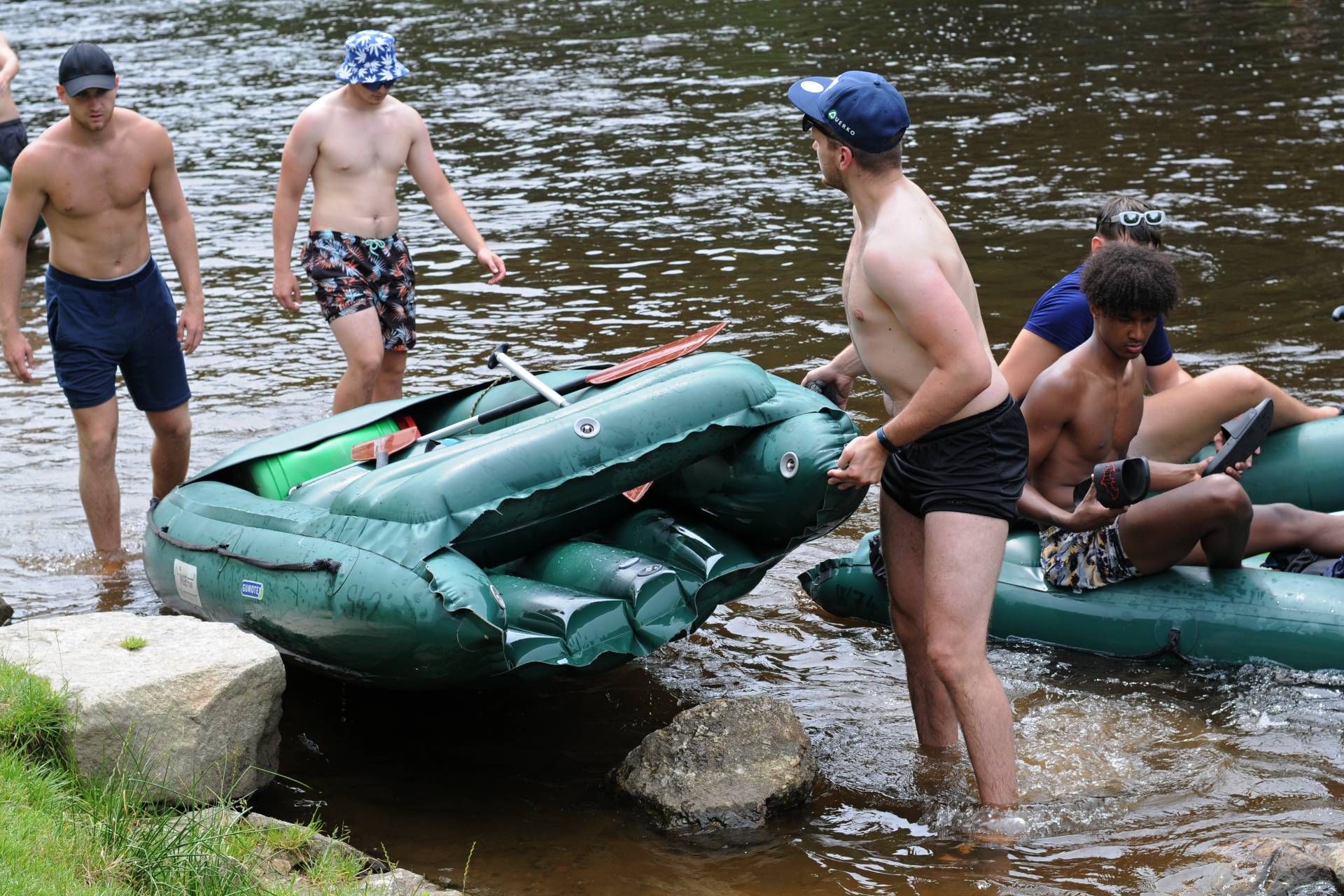 Teambuilding na vodě. Hráči SKP sjeli Vltavu na raftech