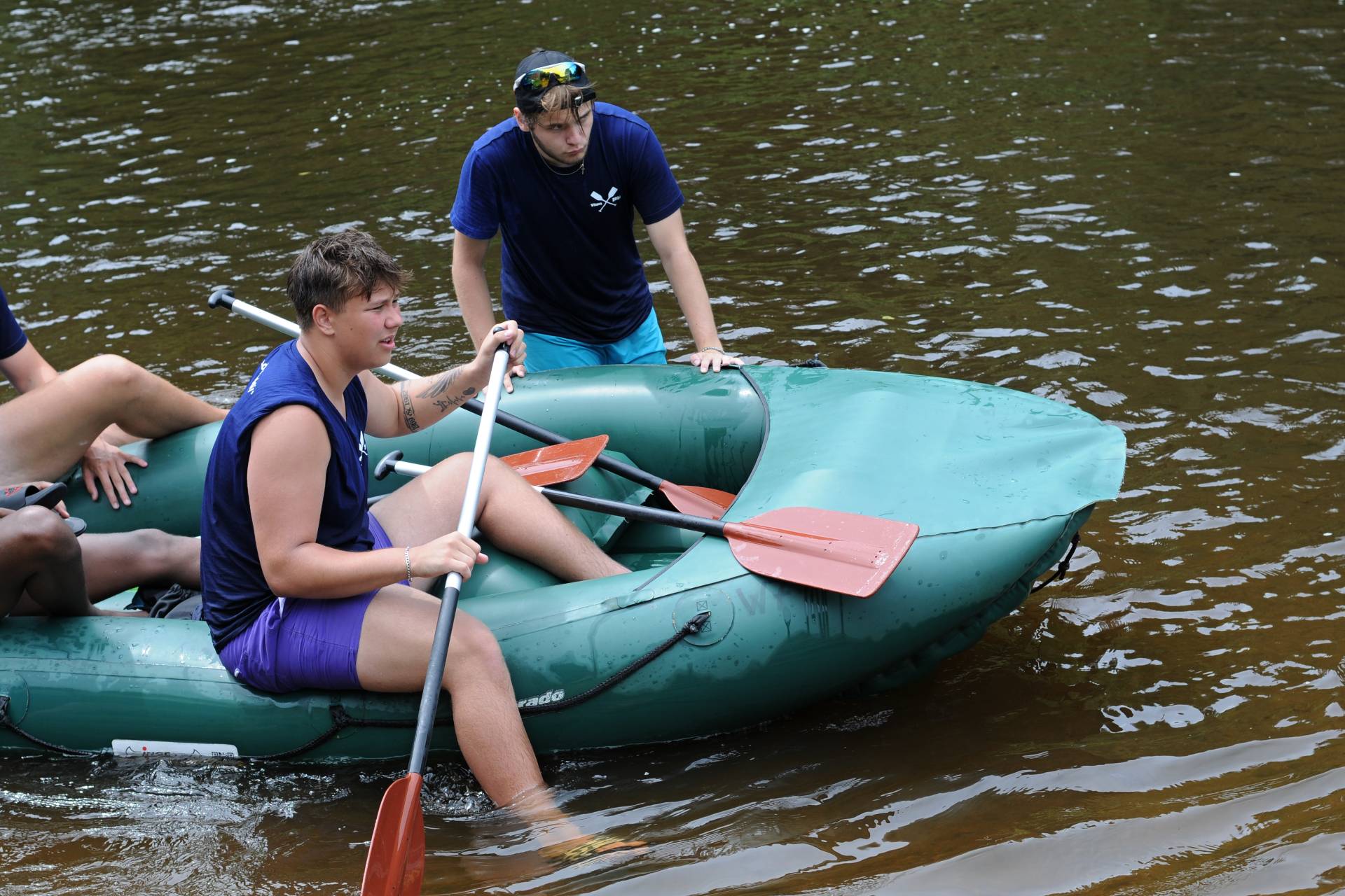 Teambuilding na vodě. Hráči SKP sjeli Vltavu na raftech