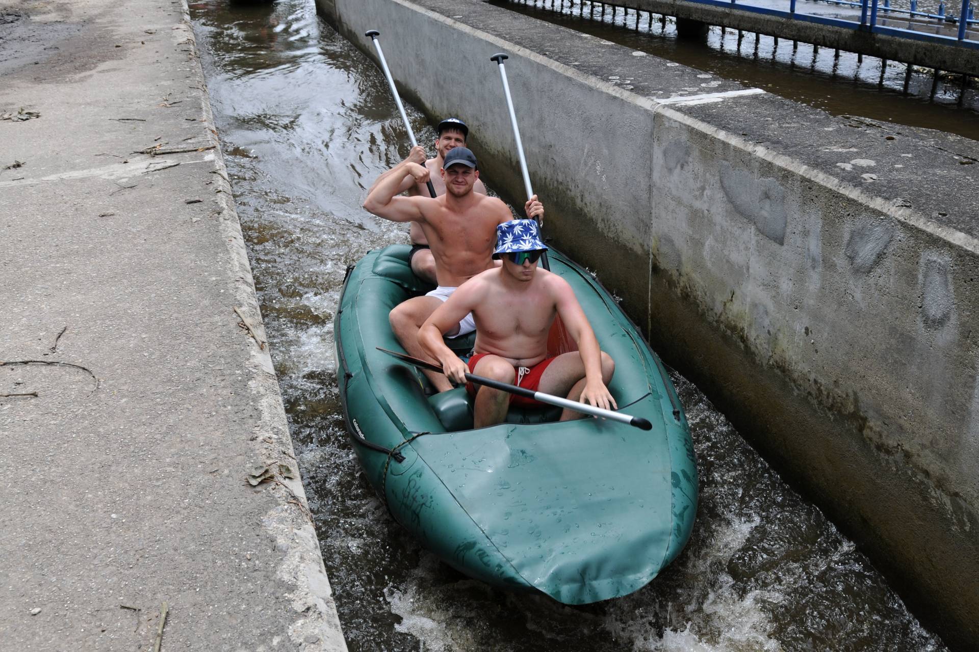 Teambuilding na vodě. Hráči SKP sjeli Vltavu na raftech