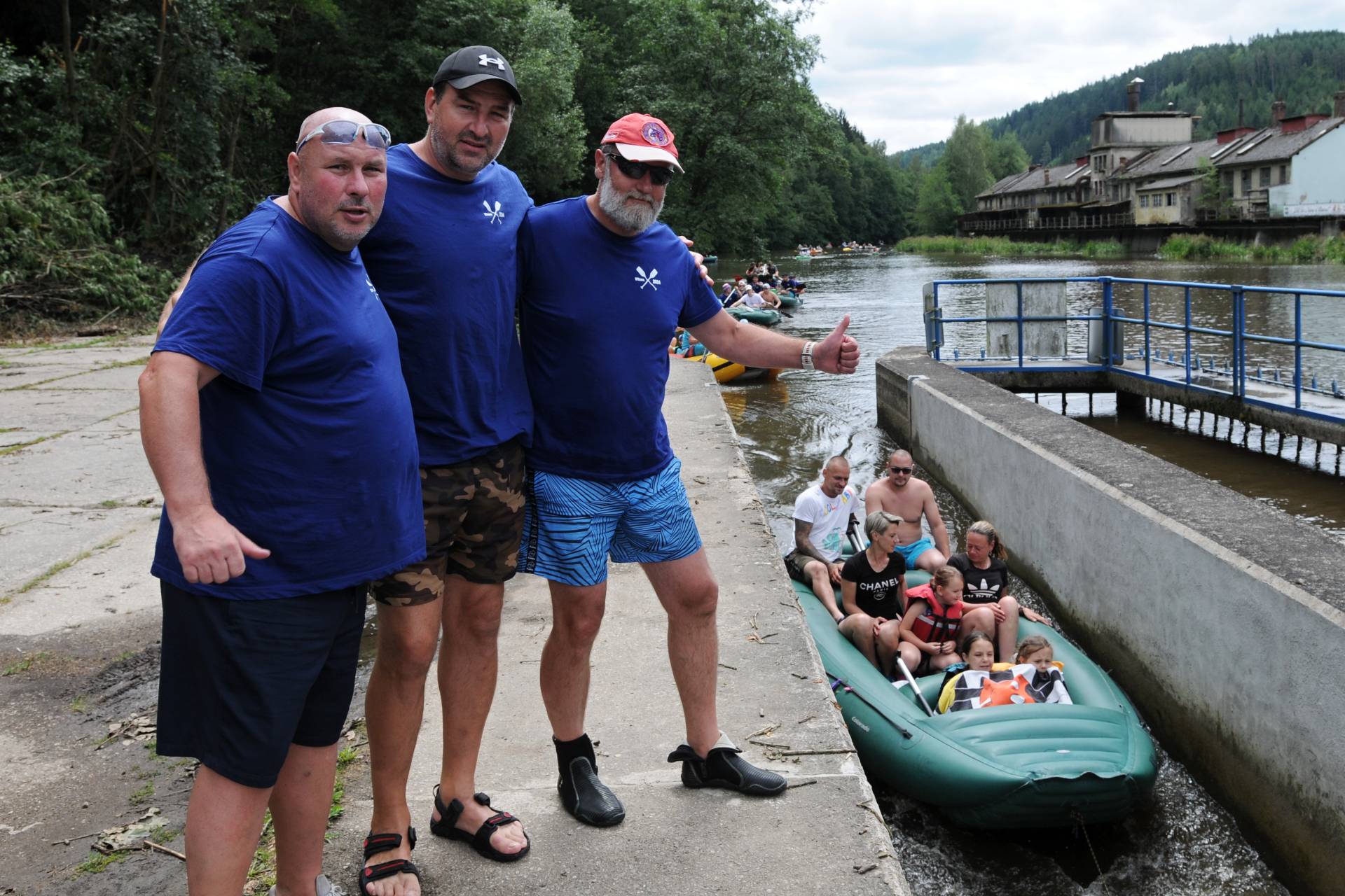 Teambuilding na vodě. Hráči SKP sjeli Vltavu na raftech