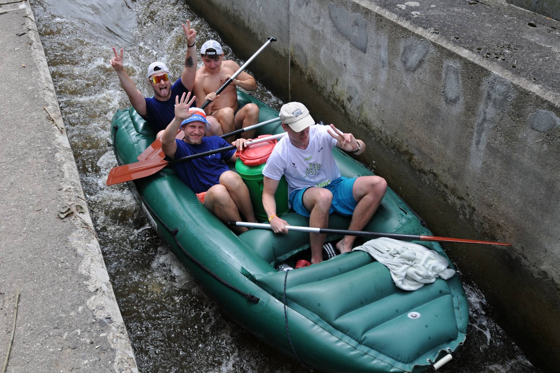 Teambuilding na vodě. Hráči SKP sjeli Vltavu na raftech