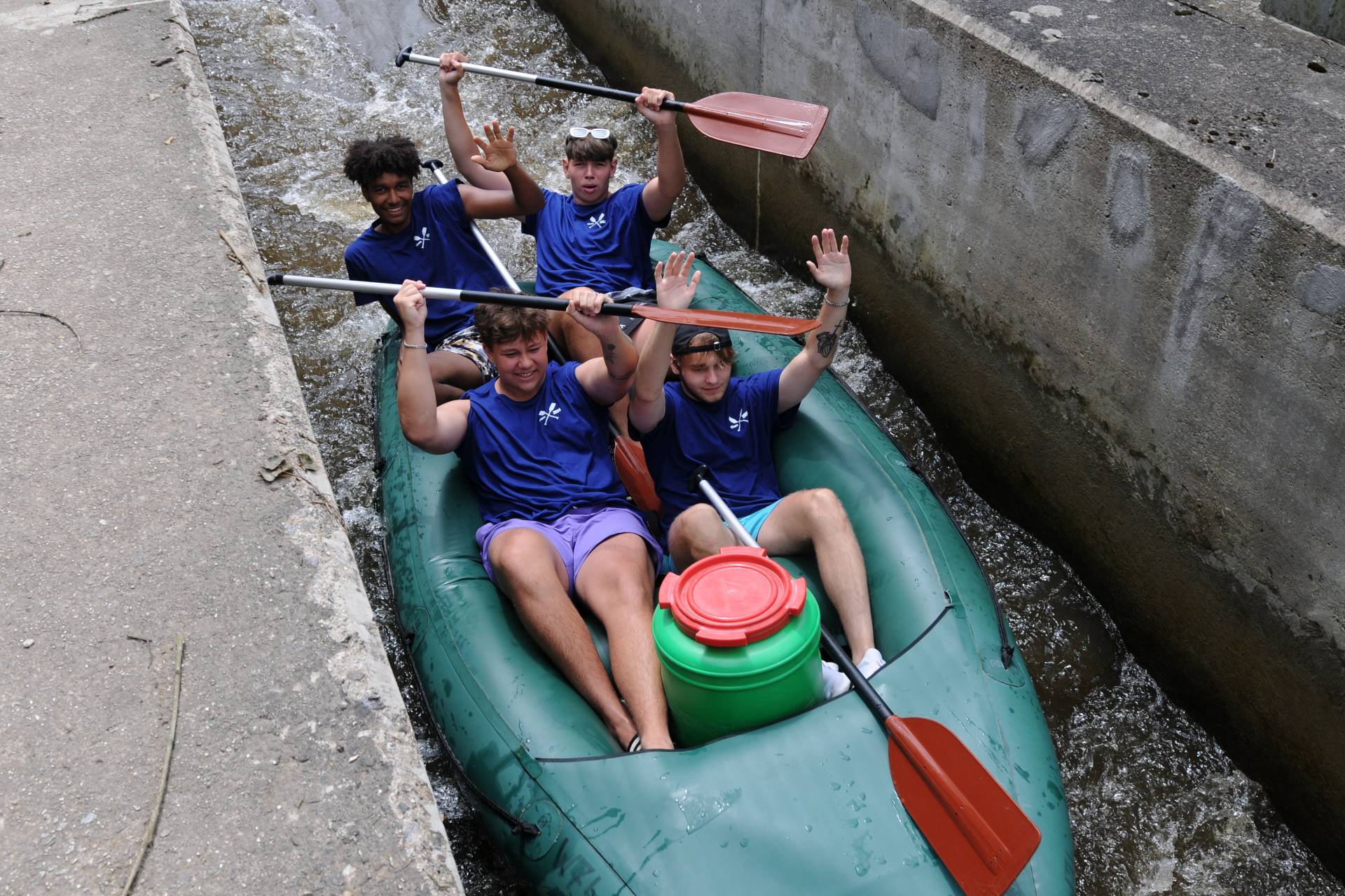 Teambuilding na vodě. Hráči SKP sjeli Vltavu na raftech