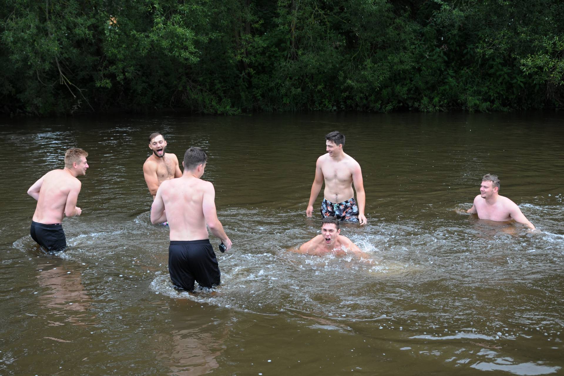 Teambuilding na vodě. Hráči SKP sjeli Vltavu na raftech