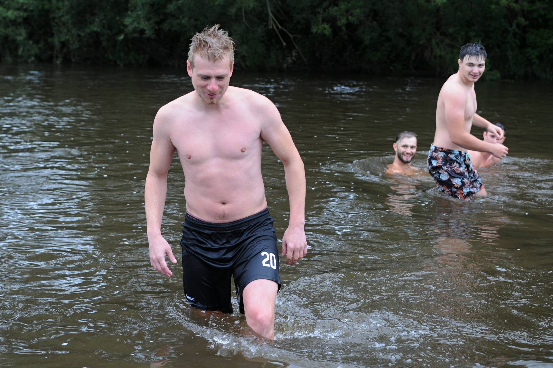 Teambuilding na vodě. Hráči SKP sjeli Vltavu na raftech