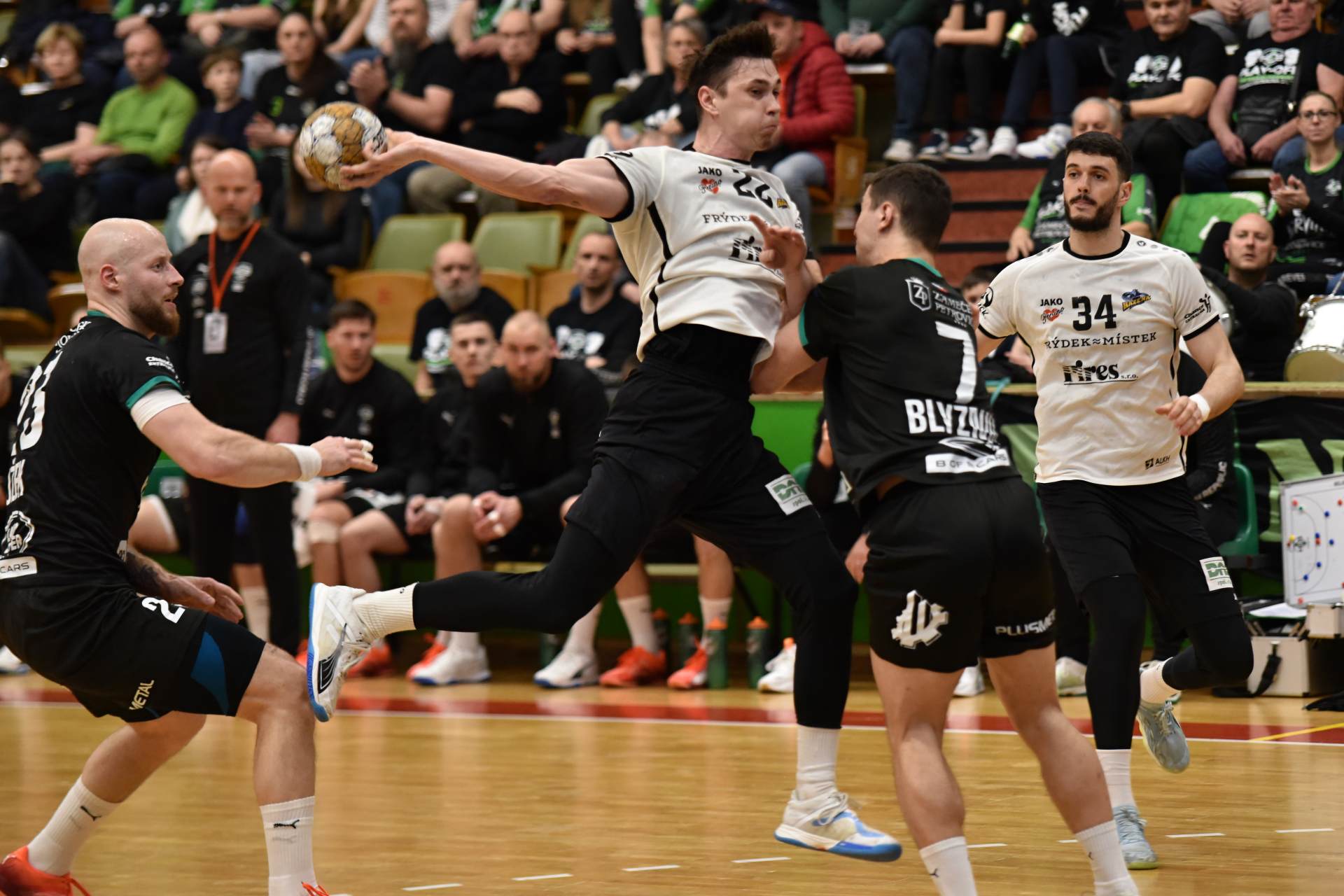 Druhé čtvrtfinále opět pro Karvinou. Favorit má mečbol