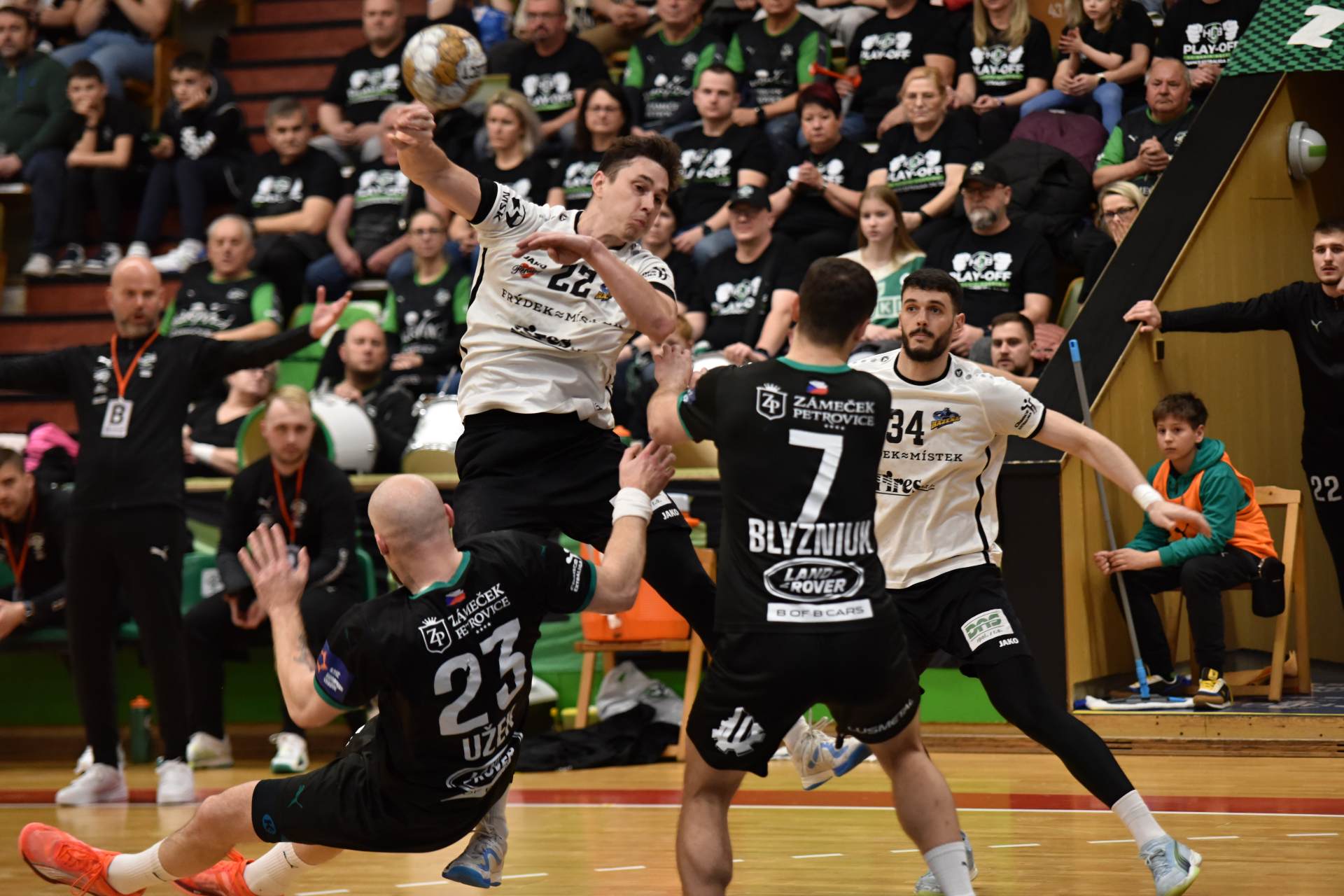 Druhé čtvrtfinále opět pro Karvinou. Favorit má mečbol