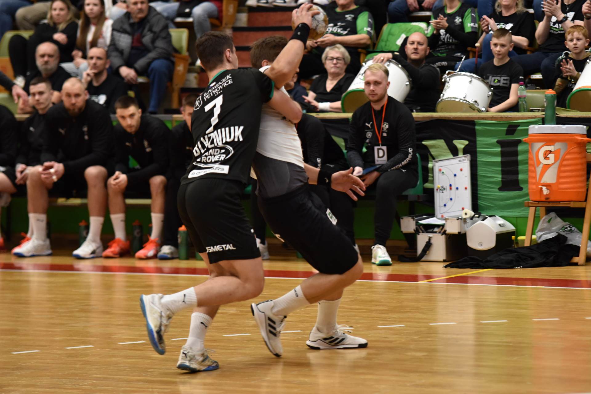 Druhé čtvrtfinále opět pro Karvinou. Favorit má mečbol